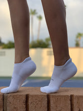 Load image into Gallery viewer, Features High Performance Cushion No show Tab Socks